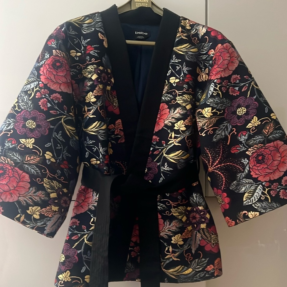Beautiful unique jackt kimono style/ large flower print,elegant,fits size P/S,M